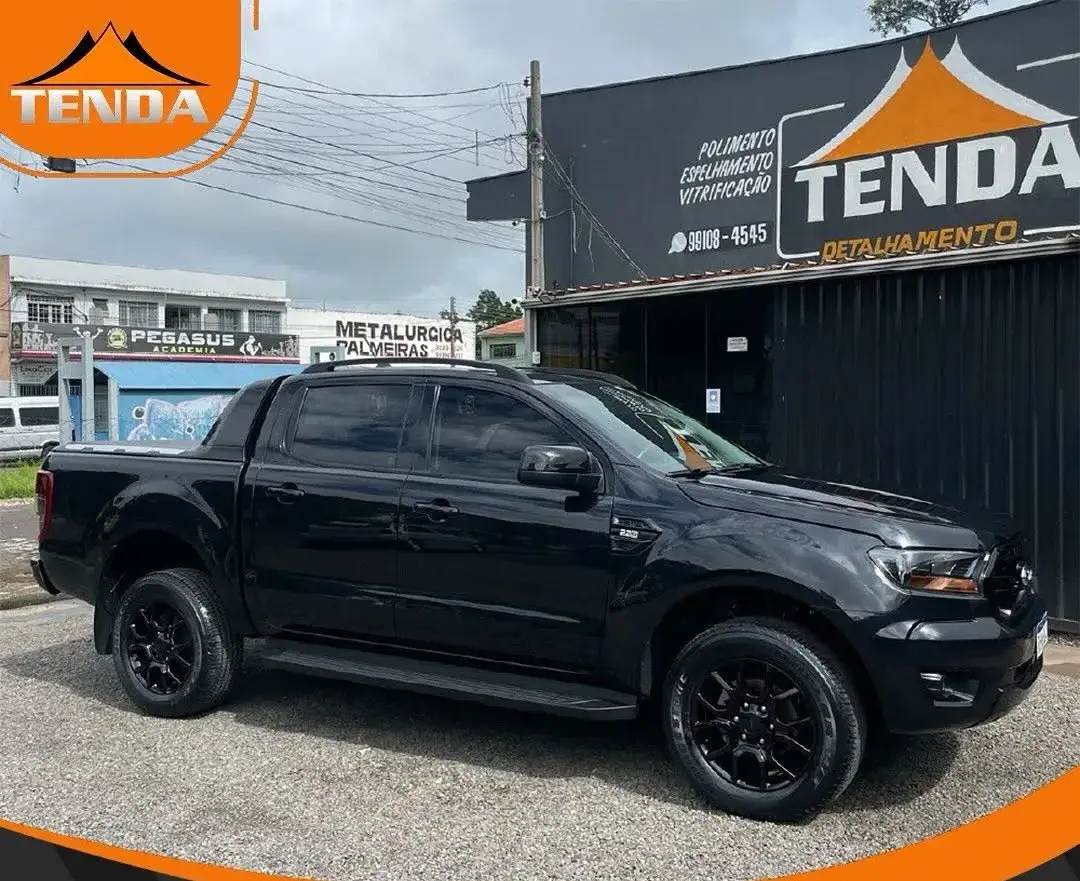 Fachada da Tenda Detalhamento Automotivo em Maringá, com uma Ford Ranger preta estacionada em frente à placa da oficina